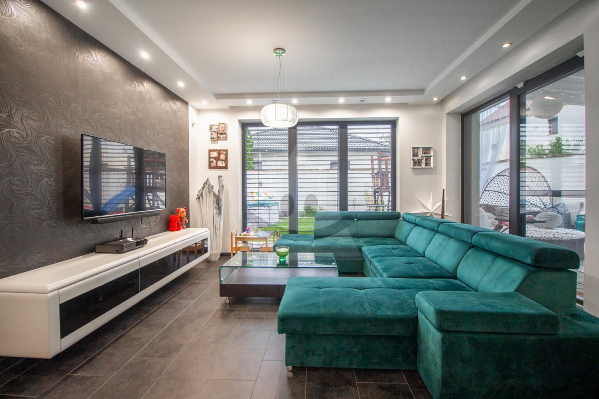 Na predaj moderný 5-izbový rodinný dom s perfektnou dostupnosťou do Bratislavy, Viedne aj Budapesti, Lével