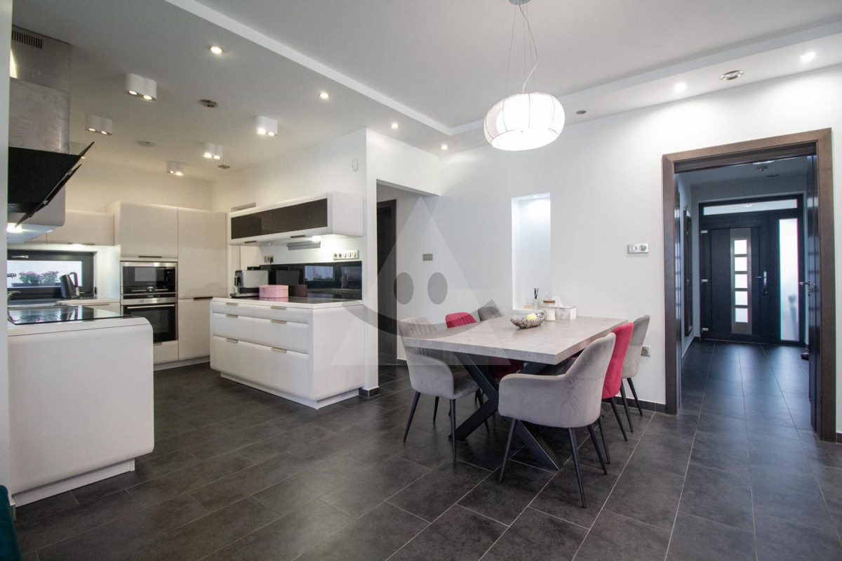 Na predaj moderný 5-izbový rodinný dom s perfektnou dostupnosťou do Bratislavy, Viedne aj Budapesti, Lével