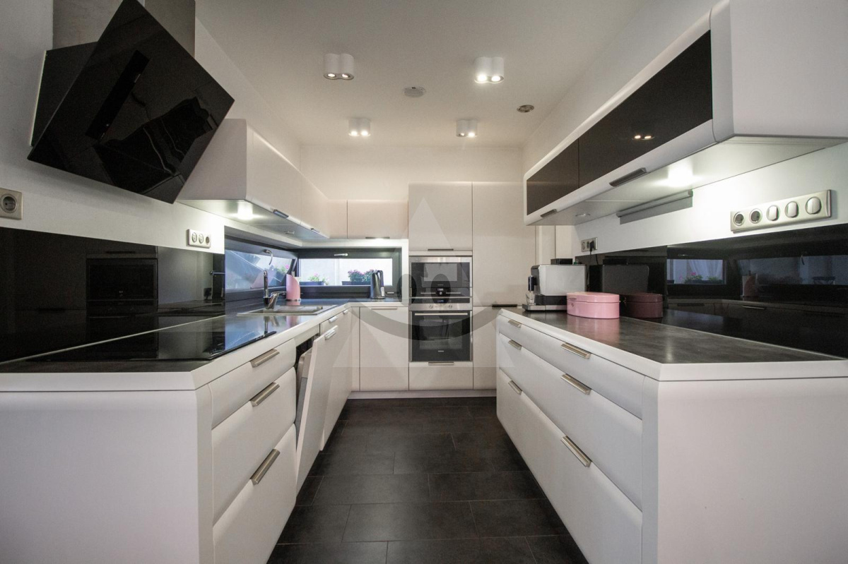 Na predaj moderný 5-izbový rodinný dom s perfektnou dostupnosťou do Bratislavy, Viedne aj Budapesti, Lével