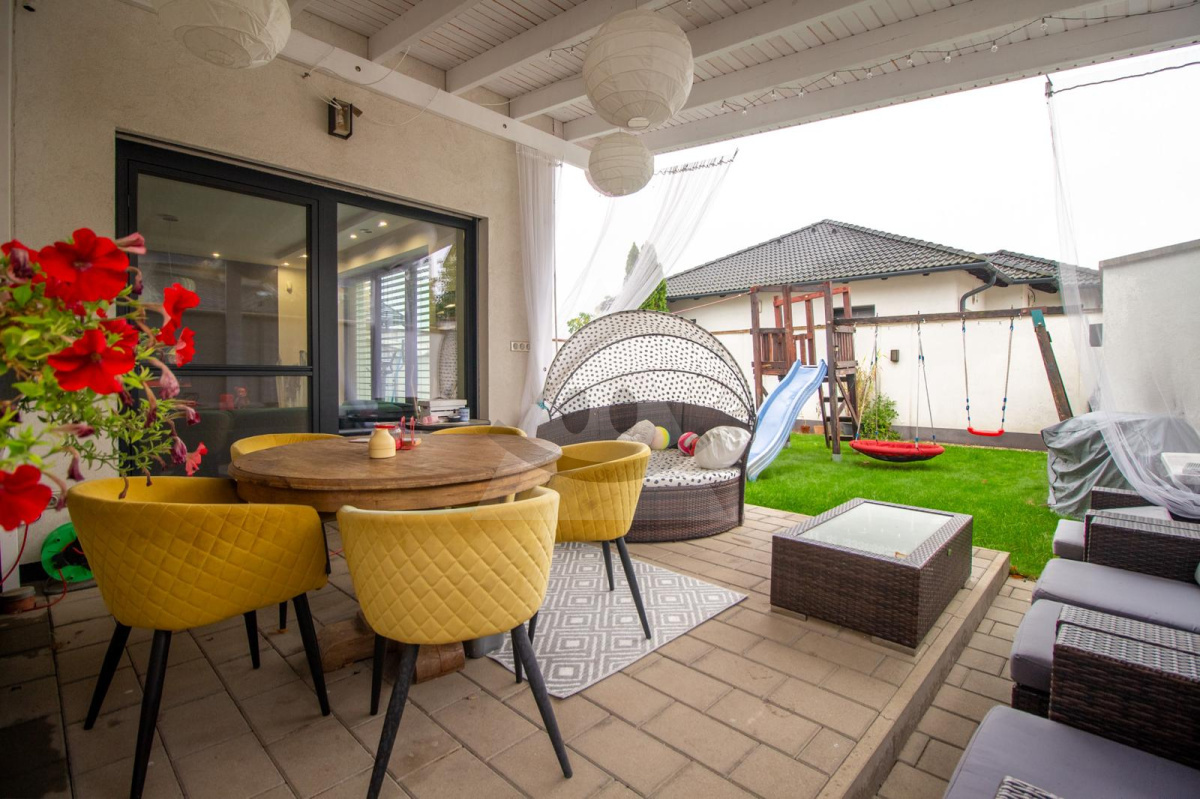 Na predaj moderný 5-izbový rodinný dom s perfektnou dostupnosťou do Bratislavy, Viedne aj Budapesti, Lével