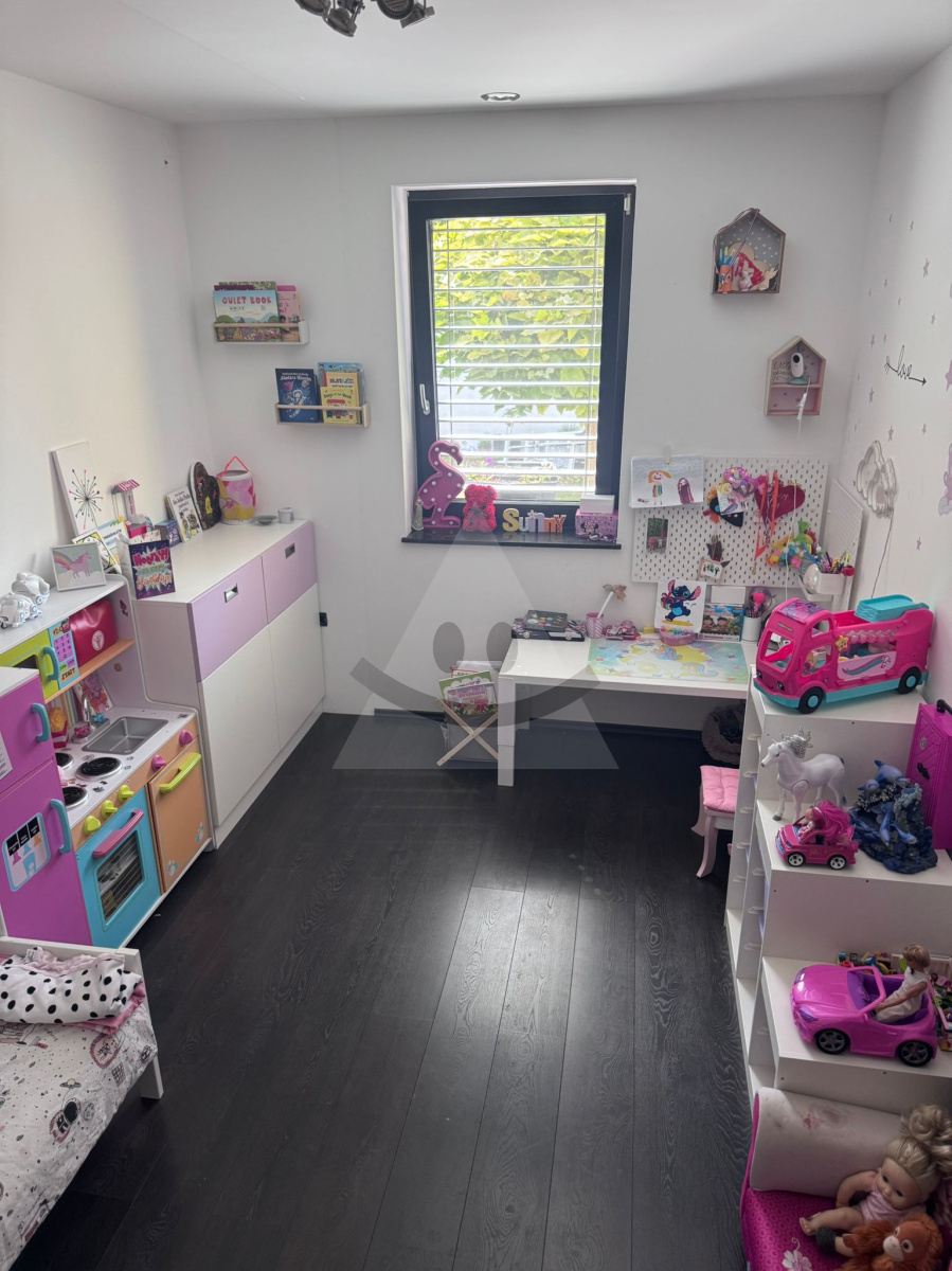 Na predaj moderný 5-izbový rodinný dom s perfektnou dostupnosťou do Bratislavy, Viedne aj Budapesti, Lével