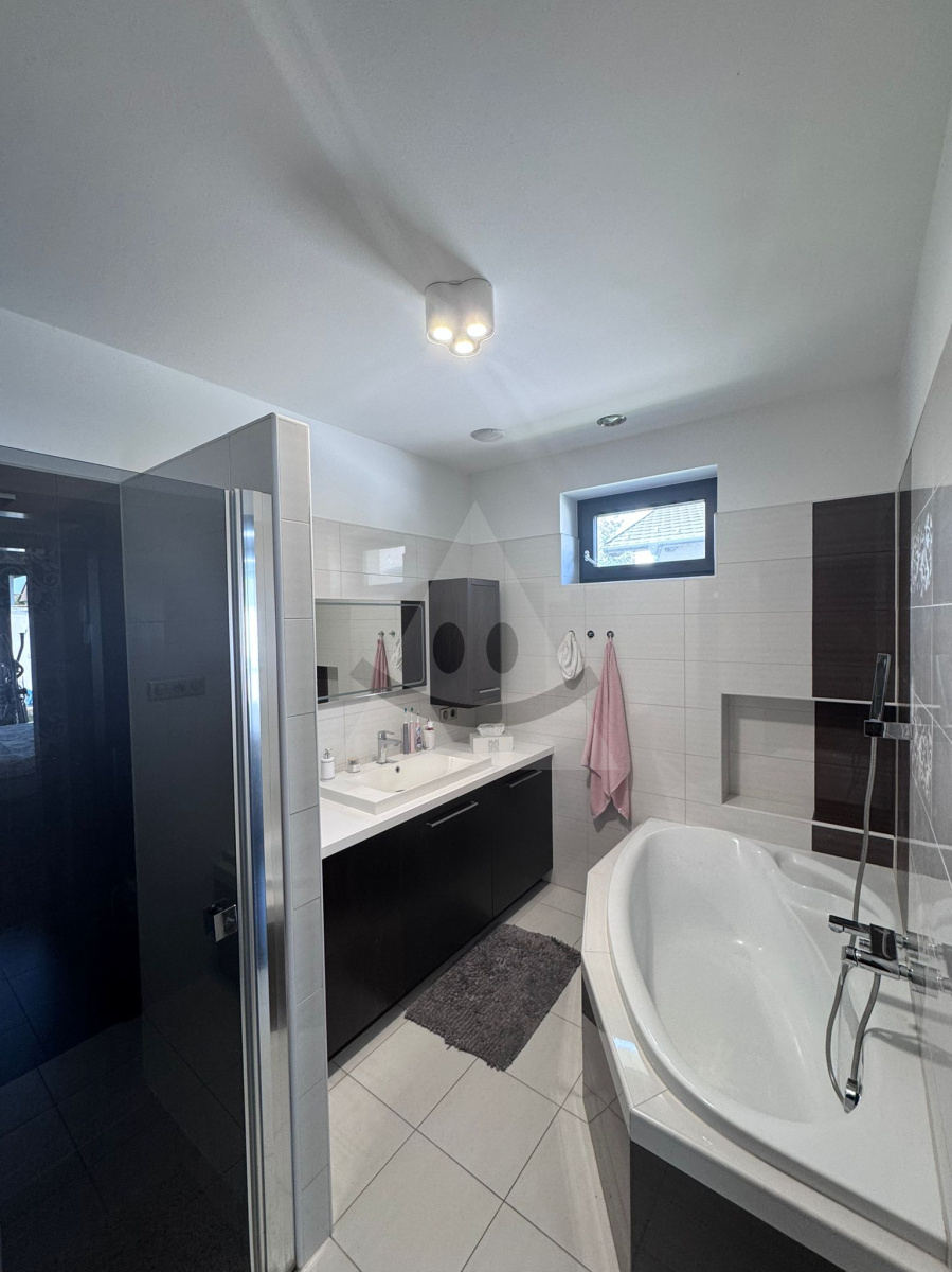 Na predaj moderný 5-izbový rodinný dom s perfektnou dostupnosťou do Bratislavy, Viedne aj Budapesti, Lével