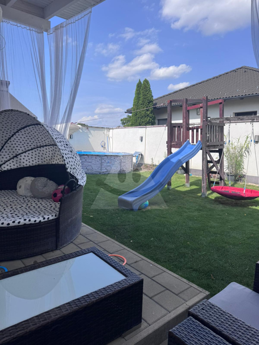 Na predaj moderný 5-izbový rodinný dom s perfektnou dostupnosťou do Bratislavy, Viedne aj Budapesti, Lével