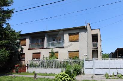 Priestranný poschodový rodinný dom priamo v centre Kolárova na predaj – výnimočná investičná príležitosť!